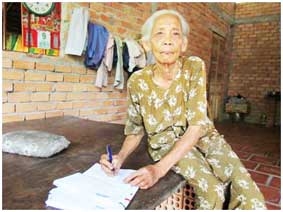 Trao tiền từ thiện