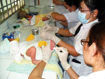 Chú trọng sàng lọc trước sinh 
và sơ sinh trong cộng đồng