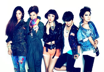 Sàn đấu K-pop: 
đủ cách “rao hàng”