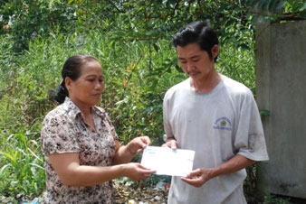 Trao tiền từ thiện