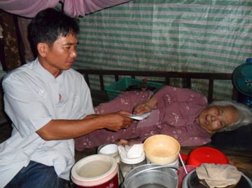 TRAO TIỀN TỪ THIỆN