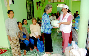 Hết lòng vì việc chung