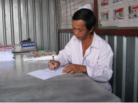 Trao tiền từ thiện