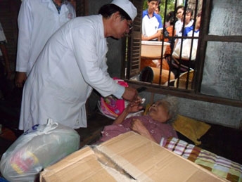 TRAO TIỀN TỪ THIỆN