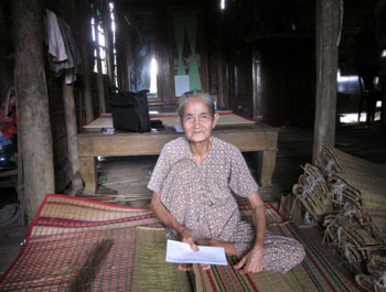 Trao tiền từ thiện