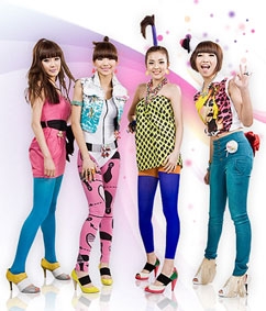 Sặc sỡ, màu mè - xu hướng thời trang 
sân khấu của các ngôi sao thần tượng K-pop