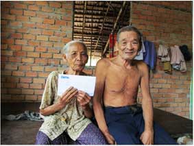 Trao tiền từ thiện