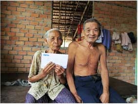 Trao tiền từ thiện