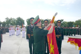 Đón nhận danh hiệu
Anh hùng Lực lượng vũ trang
