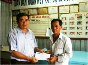 Trao tiền từ thiện