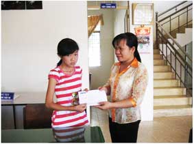 Trao tiền từ thiện