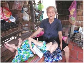 Trao tiền từ thiện