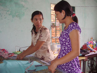 Tích cực thi đua làm theo gương Bác