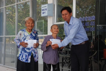 Trao tiền từ thiện