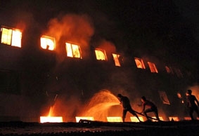 Bangladesh: Cháy nhà máy may mặc, ít nhất 121 người thiệt mạng