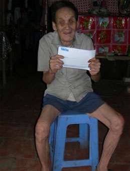 Trao tiền từ thiện