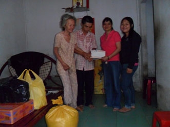 TRAO TIỀN TỪ THIỆN