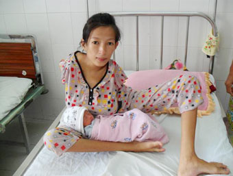 Mở lòng giúp đỡ người mẹ trẻ tật nguyền