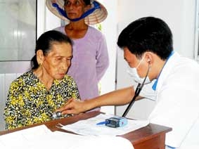 Quan tâm chăm sóc sức khỏe người cao tuổi