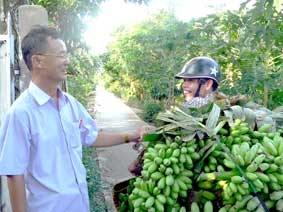 Người đưa trái cây vào siêu thị...