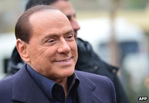 Ý: Ông Berlusconi khởi động chiến dịch 
tranh cử bằng trò “châm chọc”