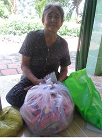 Trao tiền từ thiện