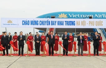 Thủ tướng Nguyễn Tấn Dũng dự và cắt băng khai trương đường bay thẳng Hà Nội - Phú Quốc