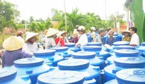 Hỗ trợ 2.618 bồn chứa nước cho gia đình chính sách