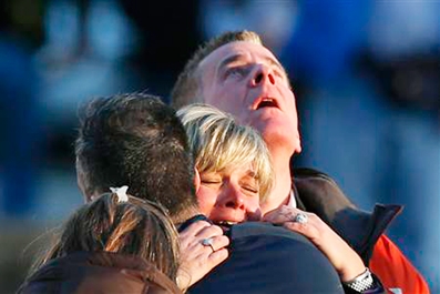 Mỹ rúng động vì thảm sát 
trong trường học, 27 người thiệt mạng