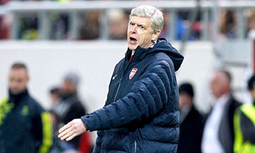 Dù Arsenal “tệ”, HLV Arsene Wenger 
vẫn trụ vững