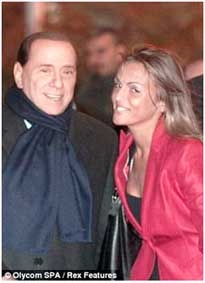 Ông Berlusconi đính hôn với cô bạn gái trẻ