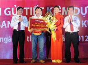 Trao giải cho khách hàng 
trúng 2kg vàng SJC