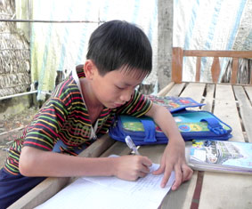 Cậu bé mồ côi mơ làm bác sĩ