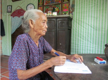 Trao tiền từ thiện