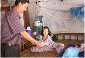 Trao tiền từ thiện