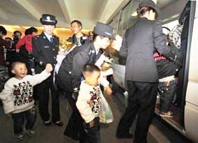 Trung Quốc bắt giữ 355 kẻ bắt cóc buôn bán trẻ em
