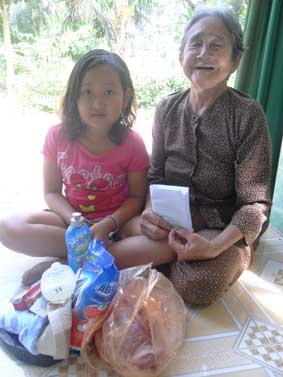 Trao tiền từ thiện