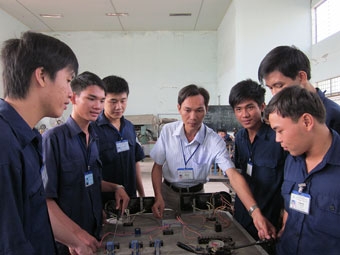 Đào tạo giáo viên có kỹ năng nghề và năng lực sư phạm