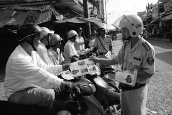 Tăng cường sự lãnh đạo của Đảng đối với công tác đảm bảo trật tự ATGT đường bộ