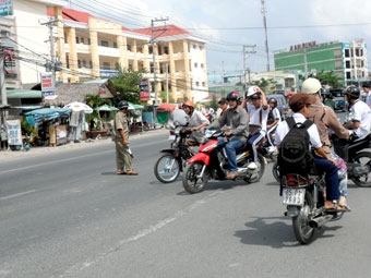ĐỂ CỔNG TRƯỜNG LUÔN AN TOÀN