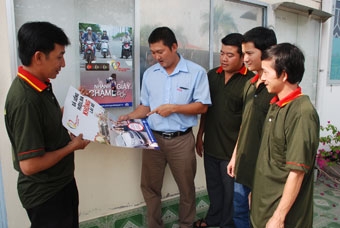 ĐẨY MẠNH TUYÊN TRUYỀN LỒNG GHÉP LUẬT GIAO THÔNG ĐƯỜNG BỘ VÀO CÁC BUỔI HỌC ĐẠO ĐỨC NGƯỜI LÁI XE