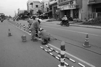 Đầu tư trên 2 tỉ đồng lắp đặt dải phân cách tại khu vực 
cầu Đầu Sấu và cầu Cái Răng
