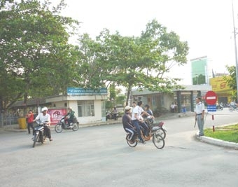 Điều tiết giao thông, giải quyết ùn tắc trước cổng trường
