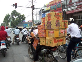 Xử phạt nghiêm các phương tiện chở hàng hóa cồng kềnh, quá tải