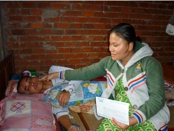 Trao tiền từ thiện