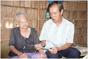 Trao tiền từ thiện