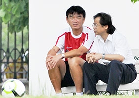 “Đánh bùn sang ao”