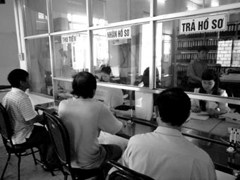 Đã có 1.008 chủ phương tiện xe ô tô đến kê khai đóng phí bảo trì đường bộ