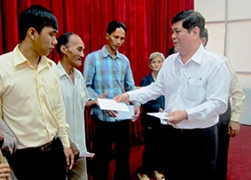 Ban Chỉ đạo Tây Nam bộ và lãnh đạo TP Cần Thơ thăm và tặng quà các gia đình chính sách