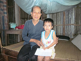 Trao tiền từ thiện